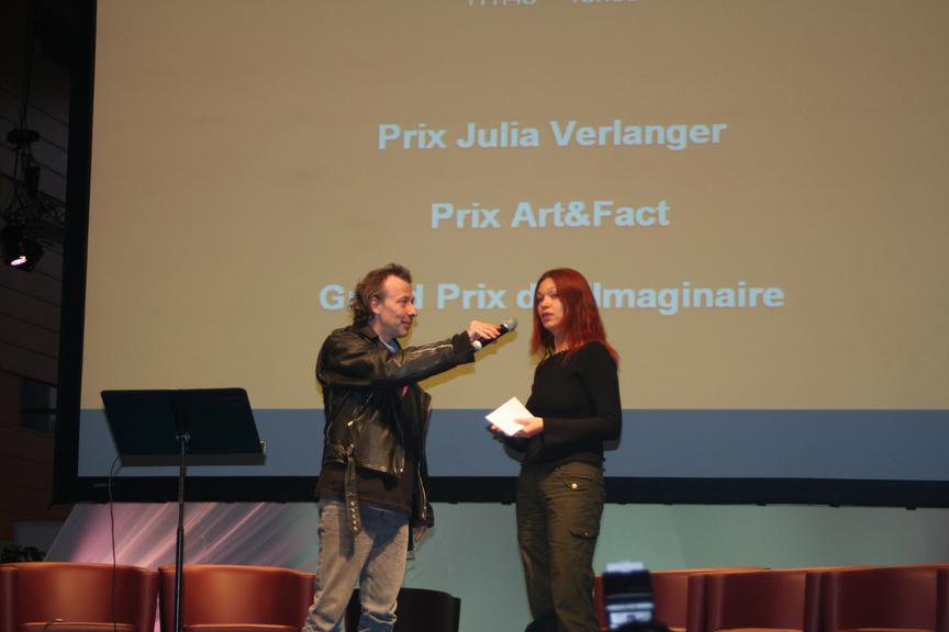 RCW remettant  benedicte lombardo le prix julia verlanger pour "le monde enfin" de jean-pierre Andrevon
