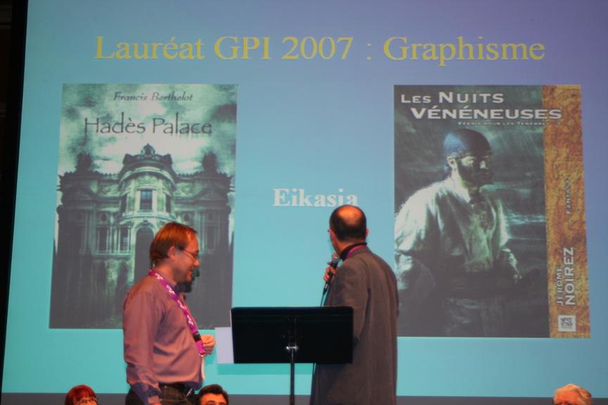 Gilles francescano recoit le prix du graphisme pour Eikasia
